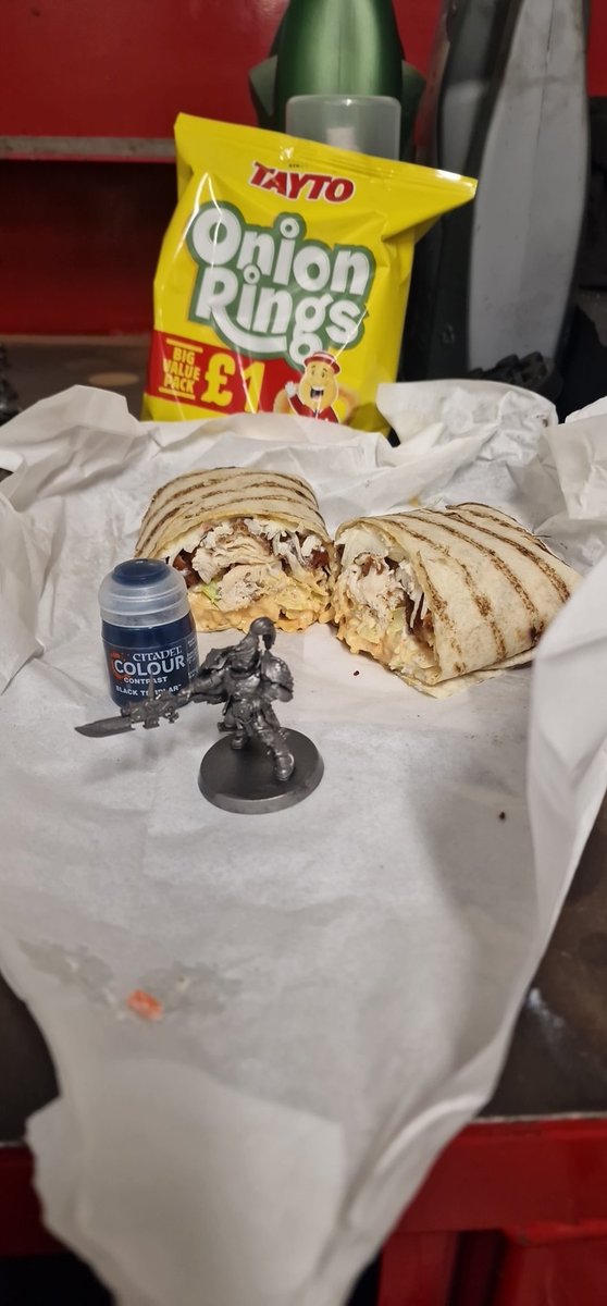 So today in painting corner we have a chicken wrap from <a href="/MyCreightons/">Creightons</a> with some <a href="/MrTaytoNI/">Mr Tayto</a> onion rings while I put some contrast paint onto custodes lol. 
<a href="/WorldTeamChamps/">World Team Championship</a>
Cm