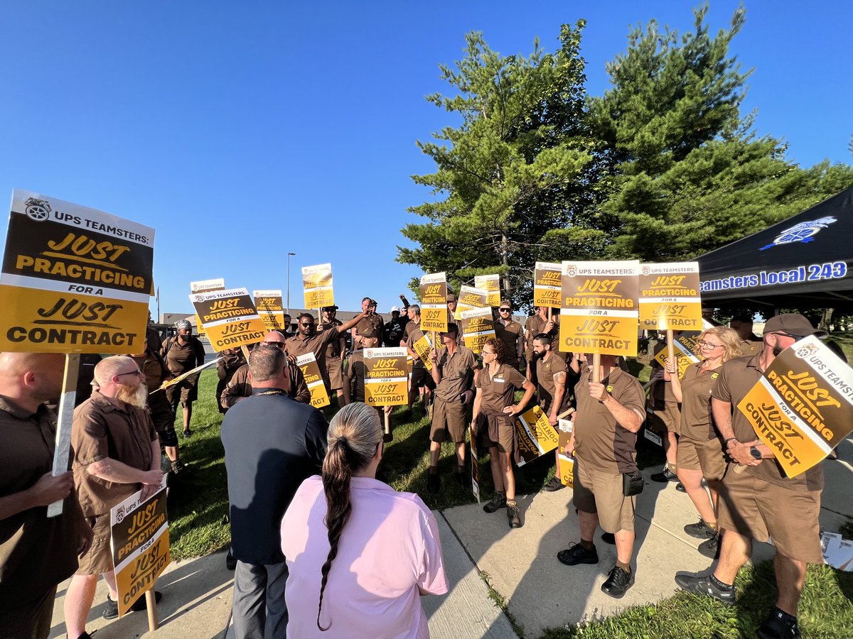 Good morning from the practice picket line with ⁦@Teamsters⁩ Local 243 where UPS workers are #strikeready. Nobody wants a disruption, but they’re ready to walk if they don’t get a fair contract, and I’ve got their back. #1u ✊