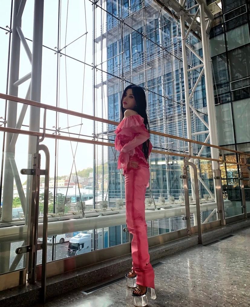 “Good morning from the nation's barbie girl.~”
