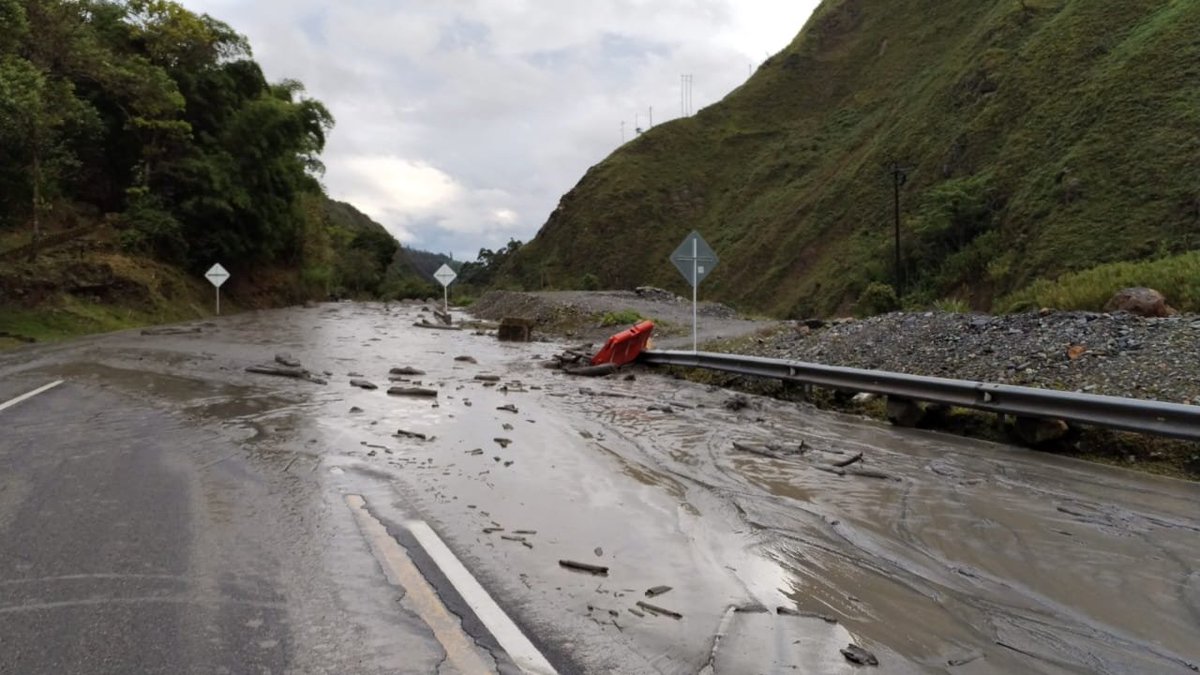 CoviandinaSAS's tweet photo. (7:45 am) A esta hora reportamos cierre total de la vía sin tiempo estimado de apertura, debido al desbordamiento de las quebradas Puerto Grande en Naranjal K50+100 y Estaquecá K46+200. Siga recomendaciones del personal.  #713. https://t.co/Ke523GHvkm