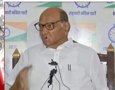 maheshyagyasain's tweet photo. *2005 में अजीत डोभाल ने एक टीम सीक्रेट मिशन के लिए दिल्ली में तैयार की उस टीम को मुम्बई से मक्का के लिए फ्लाईट से रवाना होना था। इसी दौरान महाराष्ट्र सरकार को इस मिशन की भनक लग गई थी और उस समय कांग्रेस और NCP गठबंधन की सरकार चल रही थी महाराष्ट्र सरकार ने उस टीम को गिरफतार कर लिया, टीम ने बताया कि हम सीक्रेट मिशन पर हैं। अजीत डोभाल जी मुम्बई पहुंचे और कहा कि मेरी टीम को जाने दो लेकिन इस शरद पवार को पता था कि किस मिशन जा रही है टीम इसलिए उसने टीम को छोडने नहीं दिया, गिरफ्तारी जारी रखी। मिडिया ने भी हल्की-फुल्की जानकारी दी वो भी कुछ सालों बाद, लेकिन शरद पवार या तत्तकालीन सरकार के कुकर्मों का कोई जिक्र नहीं किया।*
*यह सीक्रेट मिशन था दाऊद इब्राहिम को खत्म करने का जो अपनी बेटी की शादी दुबई में बडे धूमधाम से करने जा रहा था और बाॅलीवुड के सुपर से भी ऊपर के स्टार शामिल हुए।*
*आज जो शरद पवार का ये विकराल रूप दिखाई दे रहा है यह अति राष्ट्रदोह का विकराल रूप है जो इसके अन्दर भरा हुआ है* 🤬