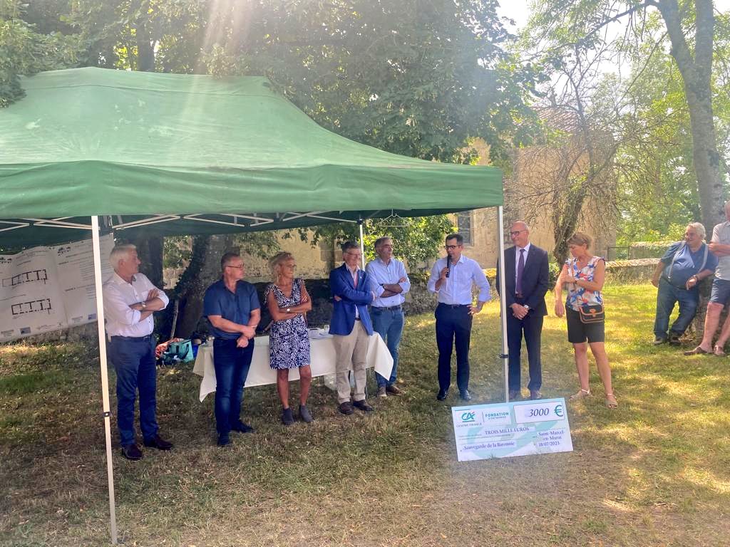 claude_riboulet's tweet photo. 🏚️🏡👷Point d'étape du projet de restauration pédagogique de la  maison de la Baronnie mené par @MaisonPaysanne et financé par la commune, le @Allierdpt et la @fond_patrimoine.👉Mise en sécurité du bâtiment ✅. https://t.co/C1zGkw5INH