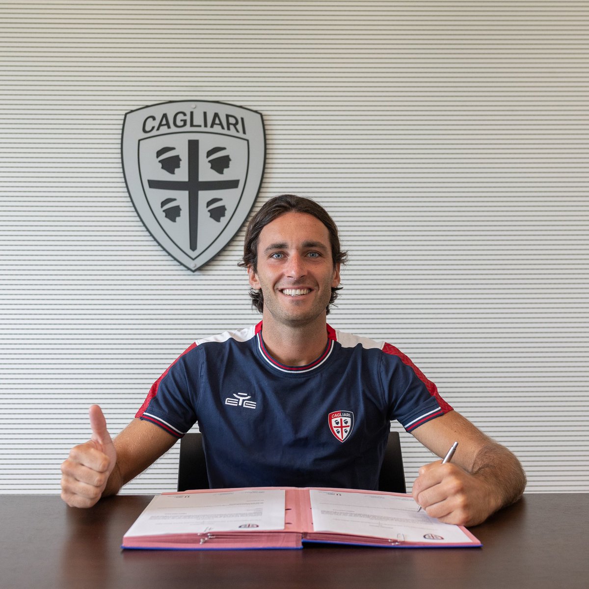 CagliariCalcio's tweet photo. Benvenuto, Tommaso 🤝🏻🔴🔵

➡️ https://t.co/8AwpzzGLg3 https://t.co/s7nbBE83b9