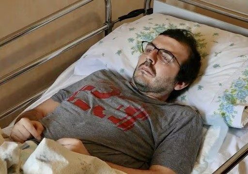 Massimiliano è rimasto in coma per 8 lunghi anni, è tetraplegico e adesso in uno stato di semi coscienza.
Questa è la sua vita ad appena 41 anni, in seguito ad una caduta in moto, a Roma, per un tombino malmesso. 
Oggi ha bisogno di completa assistenza, le cure costosissime sono