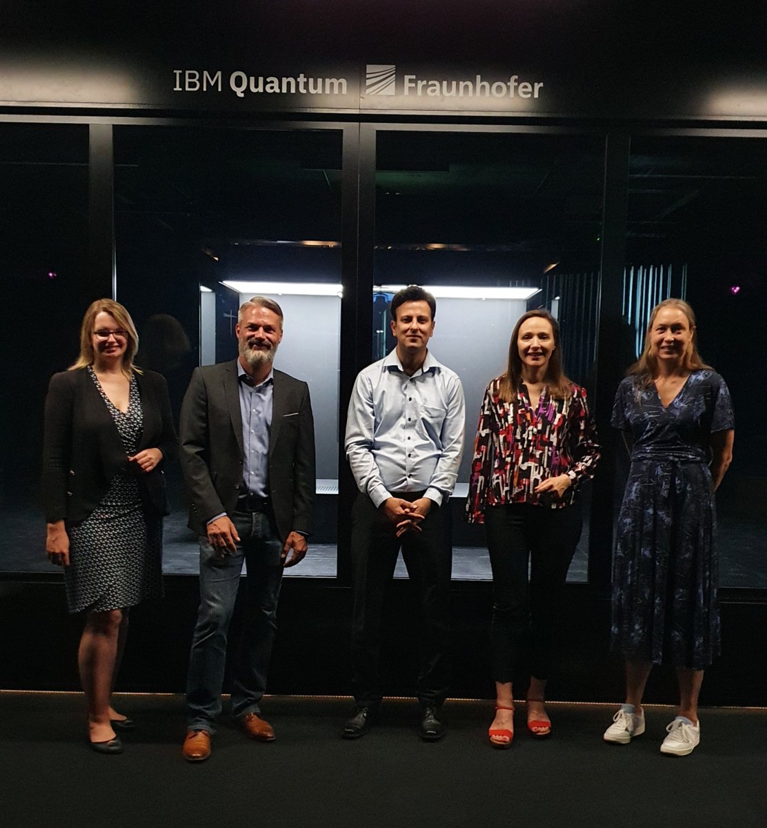 Vielen Dank @JasminaHostert und @ParsaMarvi für den Besuch beim #IBMQuantum System One. Um die Chancen von #KI und #Quantencomputing für 🇩🇪 und 🇪🇺 zu nutzen, bedarf es gezielter Förderung von Ökosystem, Skills und Skalierung sowie der Zusammenarbeit mit internationalen Partnern.