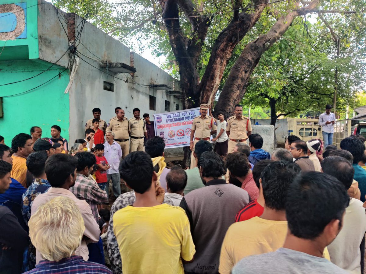 SanathnagarPs's tweet photo. Today at 1730 Hrs  organised  community program on Ganja in  "Parthibasti" of Fathe nagar where maximum number of NDPS  cases(13)  registered in the span of 2 years. In this programme, old  ganja pedlers/ sheeters talked about hard consequences of police cases  in their lives https://t.co/ZAv03R6gqI