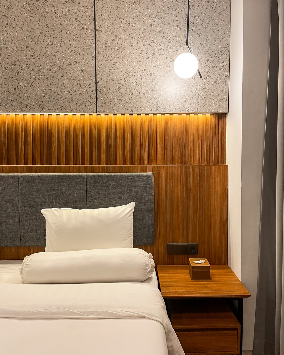 sintiaastarina's tweet photo. HOTEL ESTETIK NAN NYAMAN DI SOLO 🪑🛌🏻🪞✨

Kamarnya luas, kasurnya empuk, ada bantal guling, bisa streaming Netflix, lokasi strategis, kurang apa lagi coba? Mau beli oleh-oleh Serabi Notosuman juga tinggal jalan kaki aja (yang original recommended banget!) 😍❤️ https://t.co/0Nxe4JDTRp