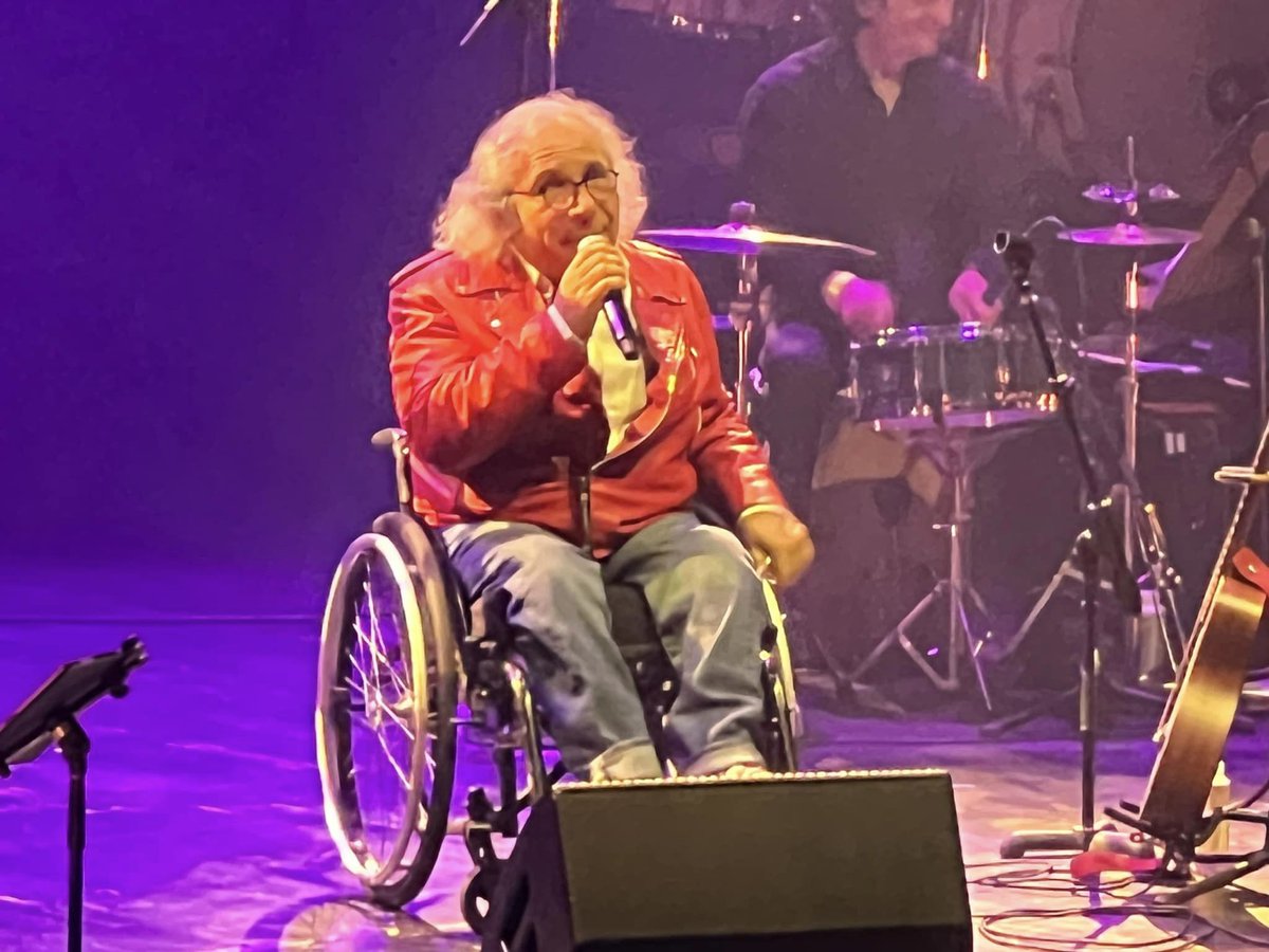 🎉 Félicitations à <a href="/fredzeitoun/">frederic zeitoun</a> pour sa prestation aux <a href="/francofolies/">Francofolies</a> qui s'est terminée par une standing ovation !! 👏🎙🎹🎸🥁☀️🎊

📸 Stéphane Villain