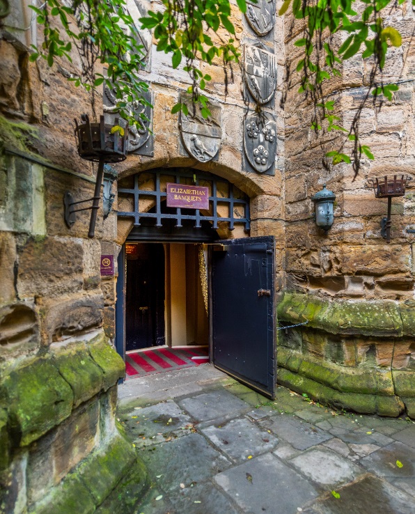 Imagine arriving through our inner courtyard entrance to our famous Elizabethan Banquet 🏰. Welcomed by the sounds of bagpipes before being summoned to the feast by the Lords Chamberlain! Join us for a night of merriment and book now >>> bit.ly/3LTHPaW