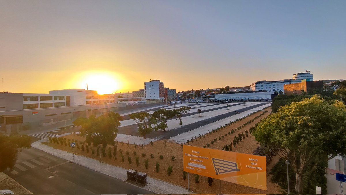 chenaou's tweet photo. @MunicipioOeiras  @OeirasValley @IsaltinoMorais @Francis31473453  se isto for um parque estaria cheio de pessoas, crianças e famílias. Constroem este parque de estacionamento provisório e ninguém quer estacionar aqui...

#MaisParquesMaisVida 
#OeirasValeyMaisArvores
#Lisboa https://t.co/66K8eQREJA