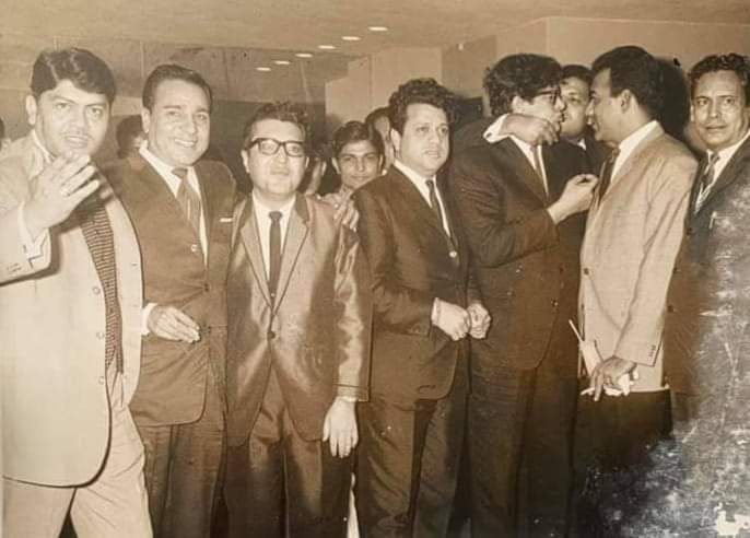 SJFansAssnCal's tweet photo. A rare photo
From left actor #manmohan #madanpuri producer, distributor #nnsippy #jaikishan of #ShankarJaikishan duo #shammikapoor who is greeted by a friend, perhaps #mahmood and #hasratjaipuri This photo may be during #Gumnam days. 

Photo courtesy #ShashankChickermane https://t.co/VqDd9Icg4i
