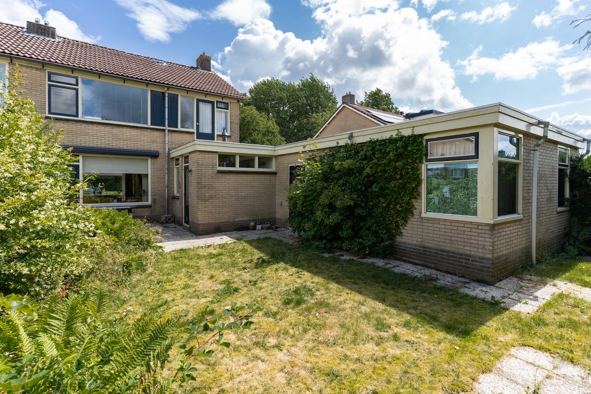 SierdMoll's tweet image. Een ruime twee onder één kap woning met mogelijkheden voor jong en oud! De woning heeft een tuin op het zuidwesten en staat op een gewilde locatie op loopafstand van het centrum van Gorredijk tegenover een plantsoen en nabij basisschool de Librije. 

 #SierdMollMakelaars #TeKoop