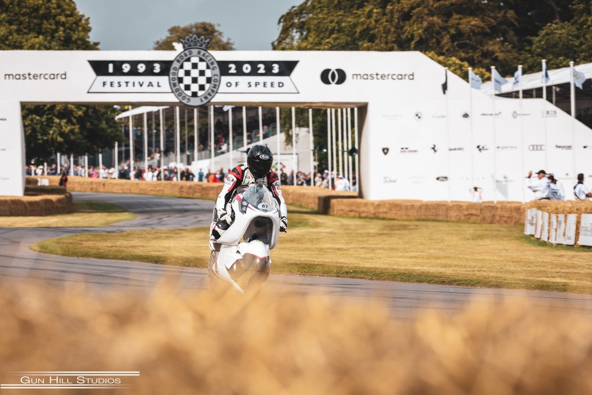A lesson in airflow with Robert White and his amazing concept #whitemotorcycleconcepts #goodwood #goodwoodfestivalofspeed #festivalofspeed #gunhillstudios #goodwoodfos <a href="/fosgoodwood/">Goodwood FOS</a> @whitemotorcycleconcepts