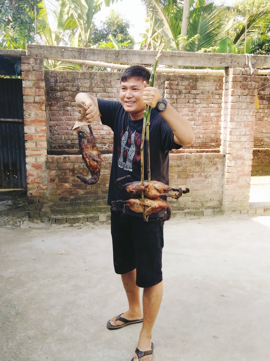 This tribal 🏹grandfather came from hilly Rangamati to visit Badalganchi police station of Naoga district of Rajshahi division. Had a lot of fun here. Our grandfather liked the food here.

#adivasi
#boy
