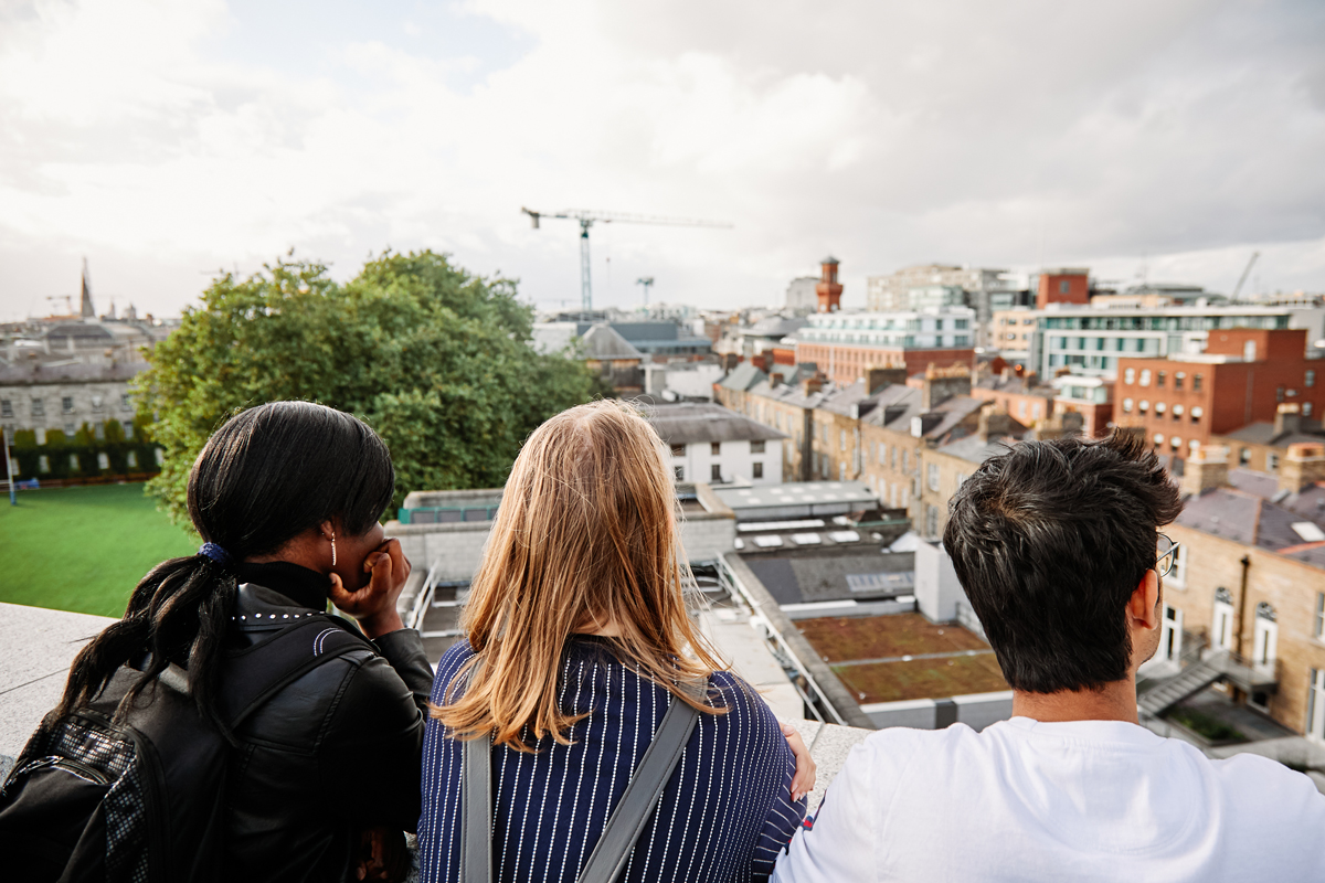tcdglobal's tweet image. If you&apos;ve accepted an offer from @tcddublin it&apos;s time to get ready to start your journey! Check out our #WelcomeToTrinity Guide for information on living in Dublin, and what to expect from your time in Trinity and Ireland ☘️ 
Find out more here:tcd.ie/study/internat…