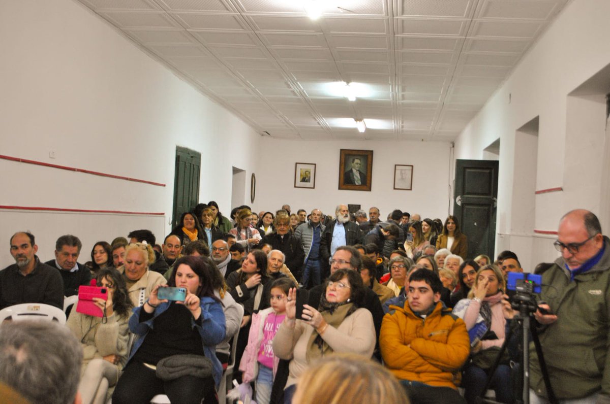 En la noche del sábado, vivimos momentos muy emotivos en la presentación de lista de La Fuerza del Cambio. Acompañados por familia, amigos y simpatizantes dimos a conocer los integrantes de nuestro espacio. Las ganas, las convicciones y el compromiso son nuestros pilares.
