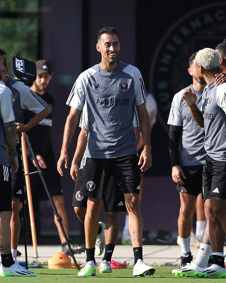brfootball's tweet photo. Messi and Busquets train with Inter Miami for the first time 🌴 https://t.co/dsEoUwEhCf