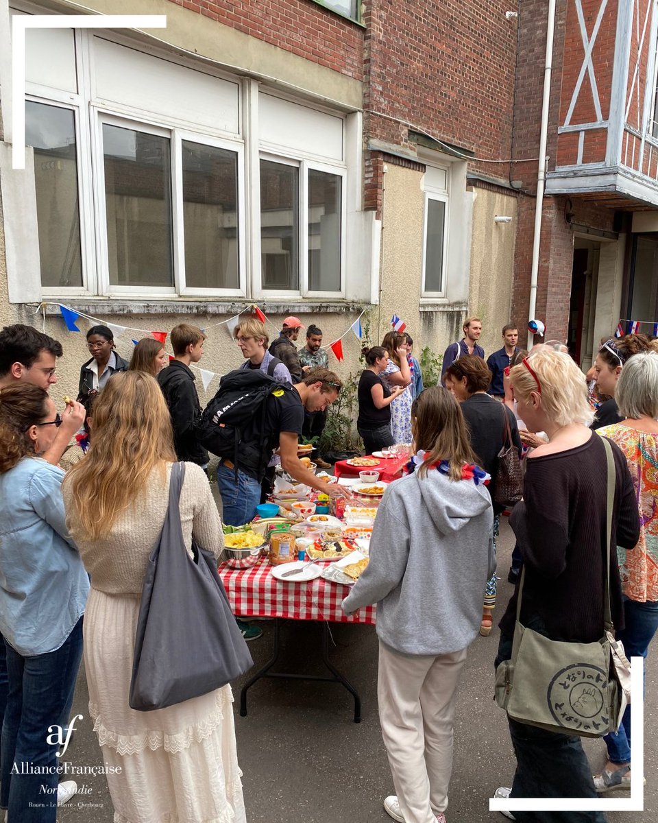 Retour en images sur la Fête Nationale ! À cette occasion, étudiants, enseignants, familles d’accueil, conseil d’administration et membres de l’association se sont réunis. Concert d’accordéon, buffet et quiz sur la culture française étaient au programme ! 🥳
