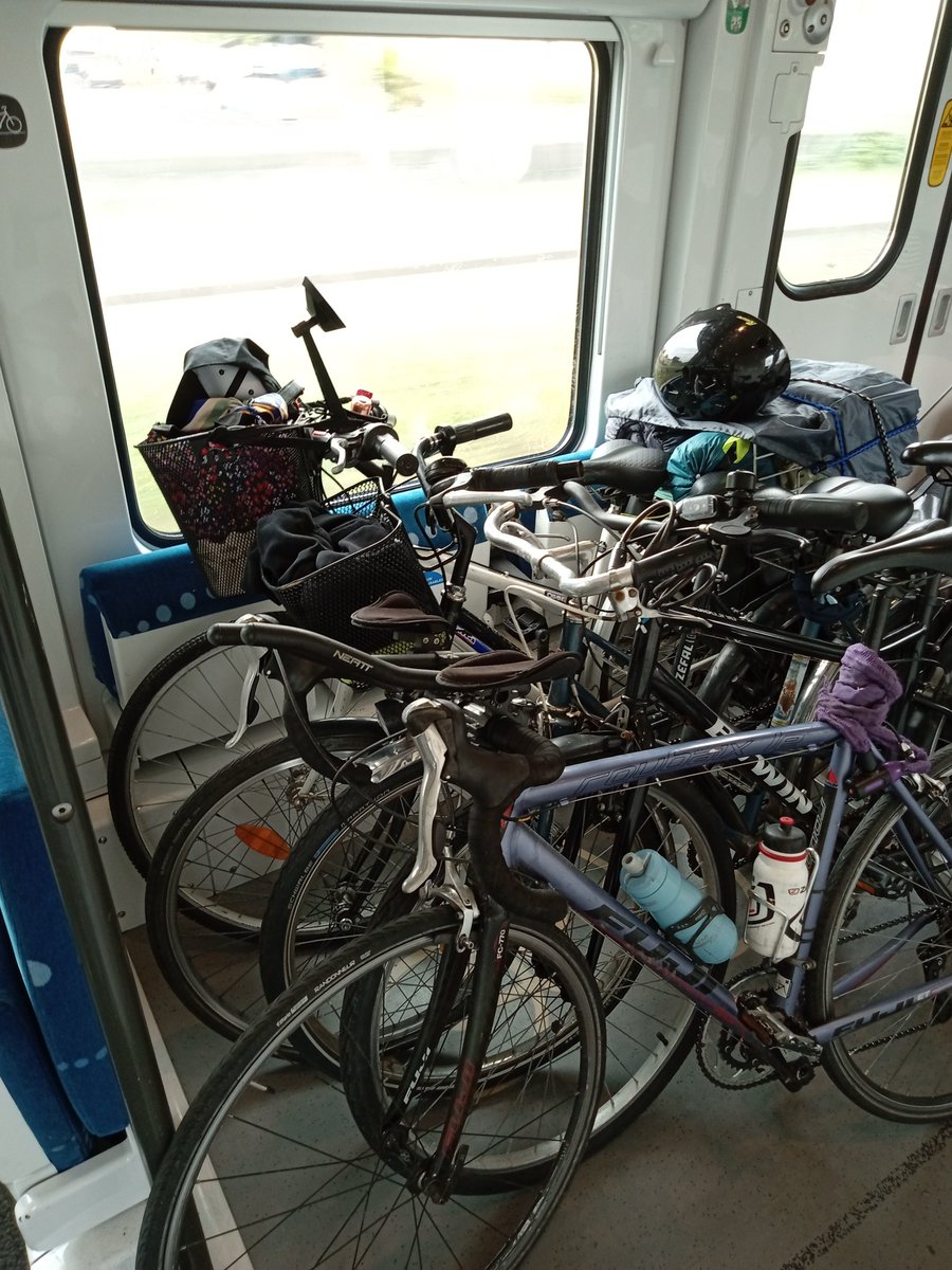 VelotafeurE's tweet photo. Sur la période estivale, la ligne #TER #Arcachon #Bordeaux est victime de son succès. Les vélos sont autorisés gratuitement au nombre de 3 maximum. Ici, il y en a 5 ! 🚲🚲🚲🚲🚲
Il pourrait être utile d'augmenter cette capacité @NvelleAquitaine https://t.co/ngfLjnrxNe