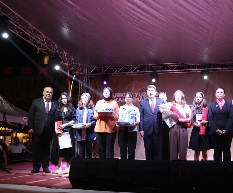 bart_bac's tweet photo. 15 Temmuz Demokrasi ve Milli Birlik Günü Anma Etkinlikleri kapsamında il genelinde düzenlenen 'Vatan Uğruna ' konulu şiir yarışmasında öğrencimiz Filiz Özdemir üçüncü olmuştur. Öğrencimizi tebrik eder, başarılarının daim olmasını dileriz. @tcmeb @Yusuf__Tekin @yilmaztunc https://t.co/xfcwRT654f