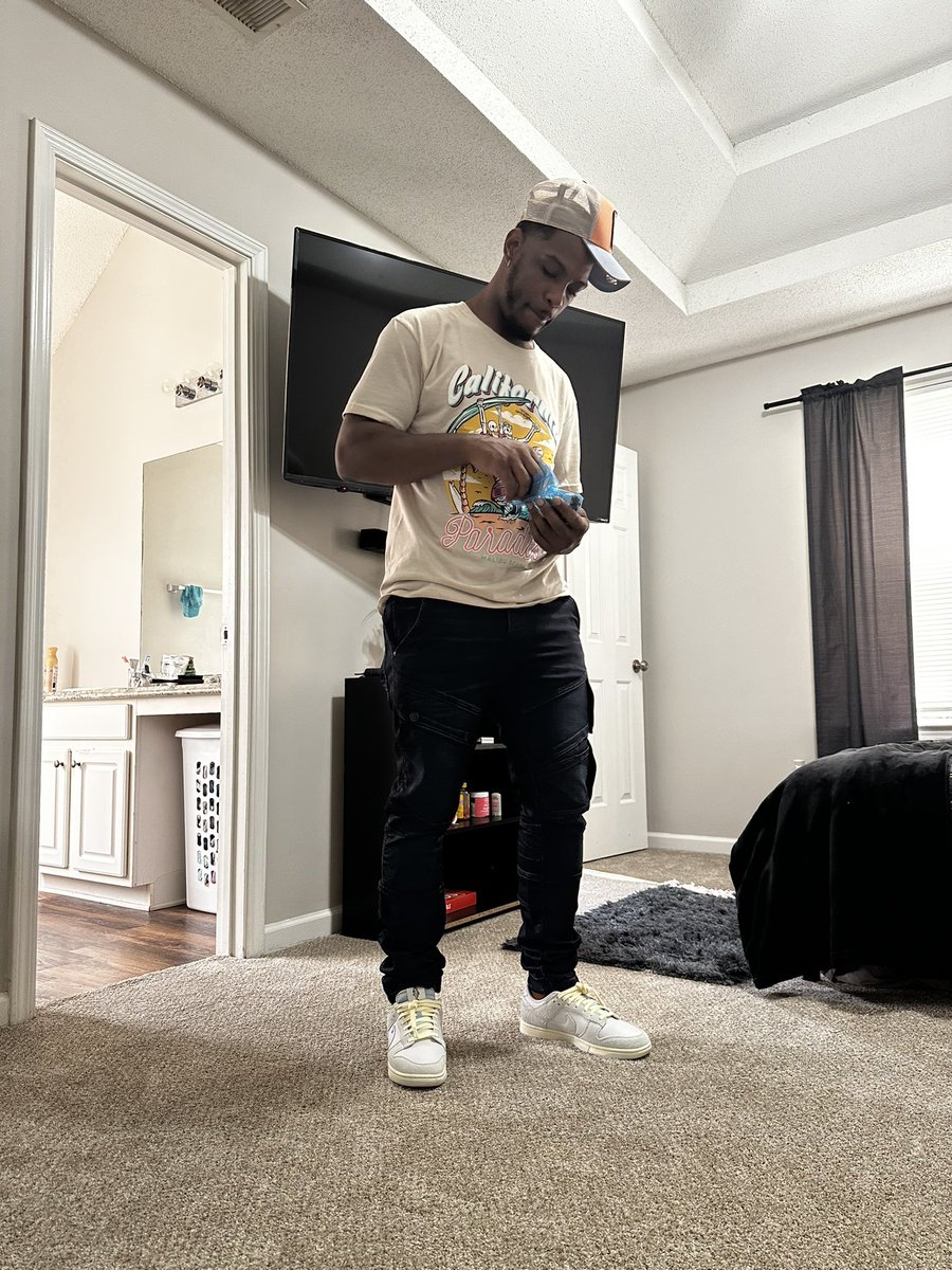 uncagedaura's tweet image. Oh okay whatever Having motion these days less emotion these days.