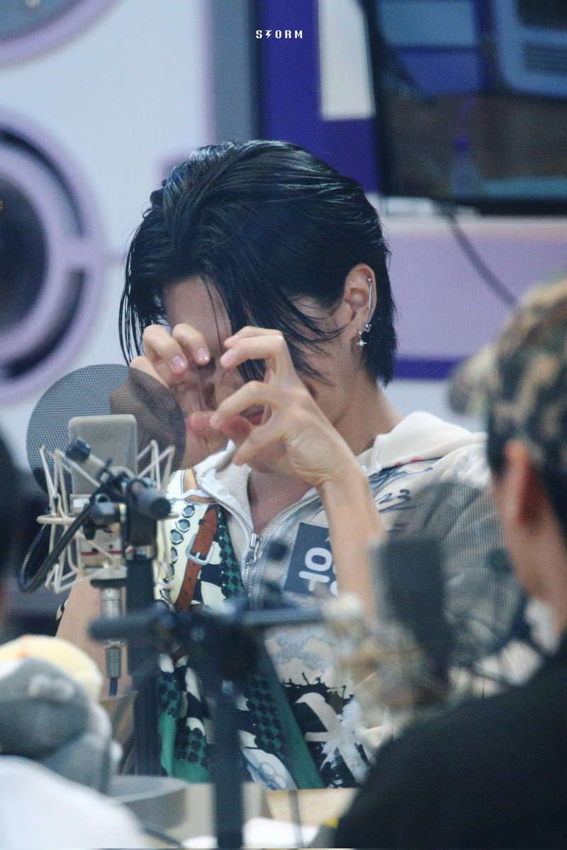 feel_the_storm's tweet photo. 230621 아이돌라디오
#에이티즈 #우영
#ATEEZ #WOOYOUNG https://t.co/ZhXqI3ierp