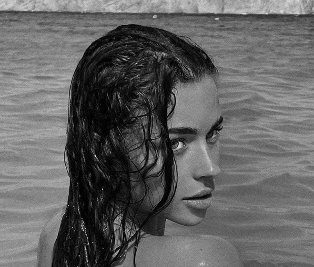 luuciatombillaa's tweet photo. las demás chicas en la playa // yo en la playa https://t.co/wvv6wB3WU1