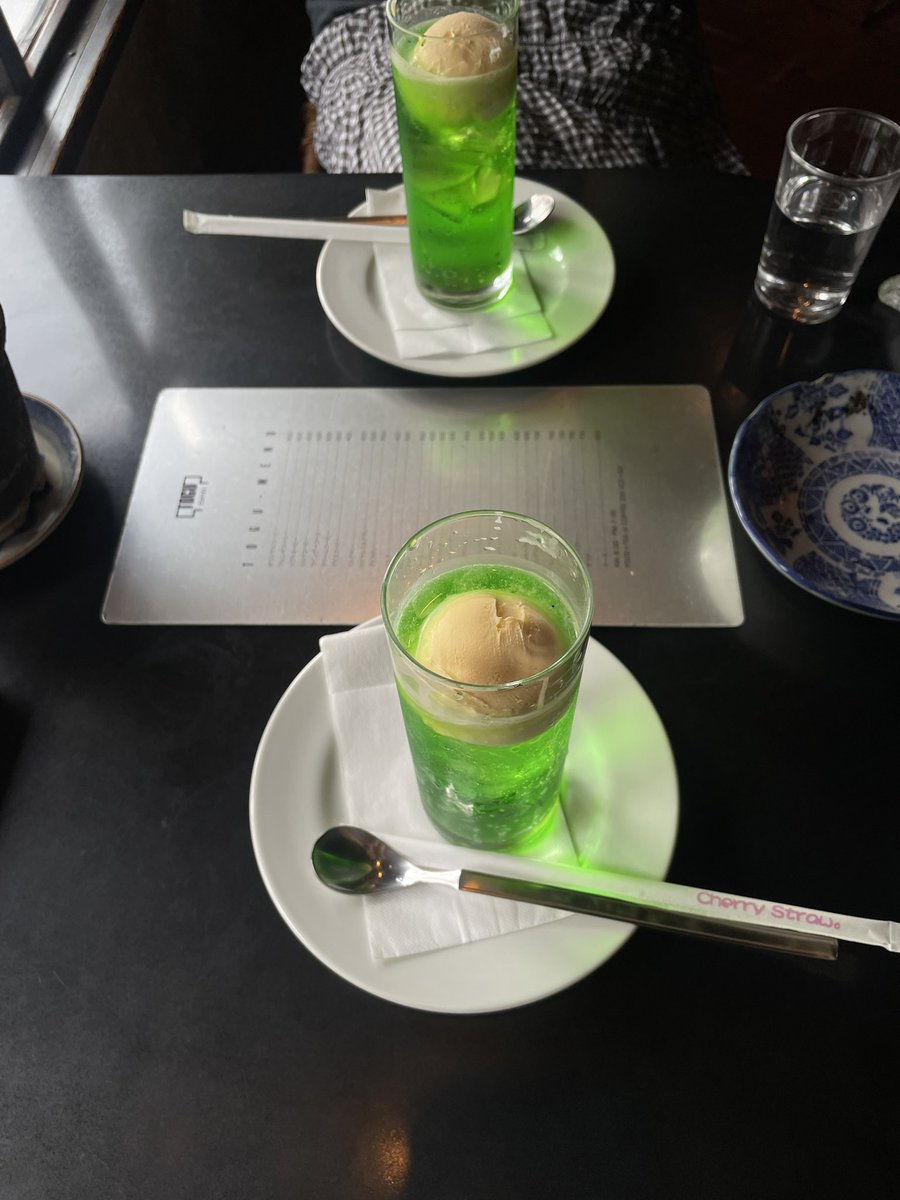 chi_x_x_x's tweet photo. 麻布十番で見つけた喫茶店☕️
真っ黒のテーブルの上のマッチの箱、差し込む光、振り子時計があいまって哀愁をそそる店内
500円で飲めるクリームソーダが絶品だった、次はゆっくり珈琲を飲みに行きたい
📍TOGU / 麻布十番 https://t.co/a6IkG9DzNk