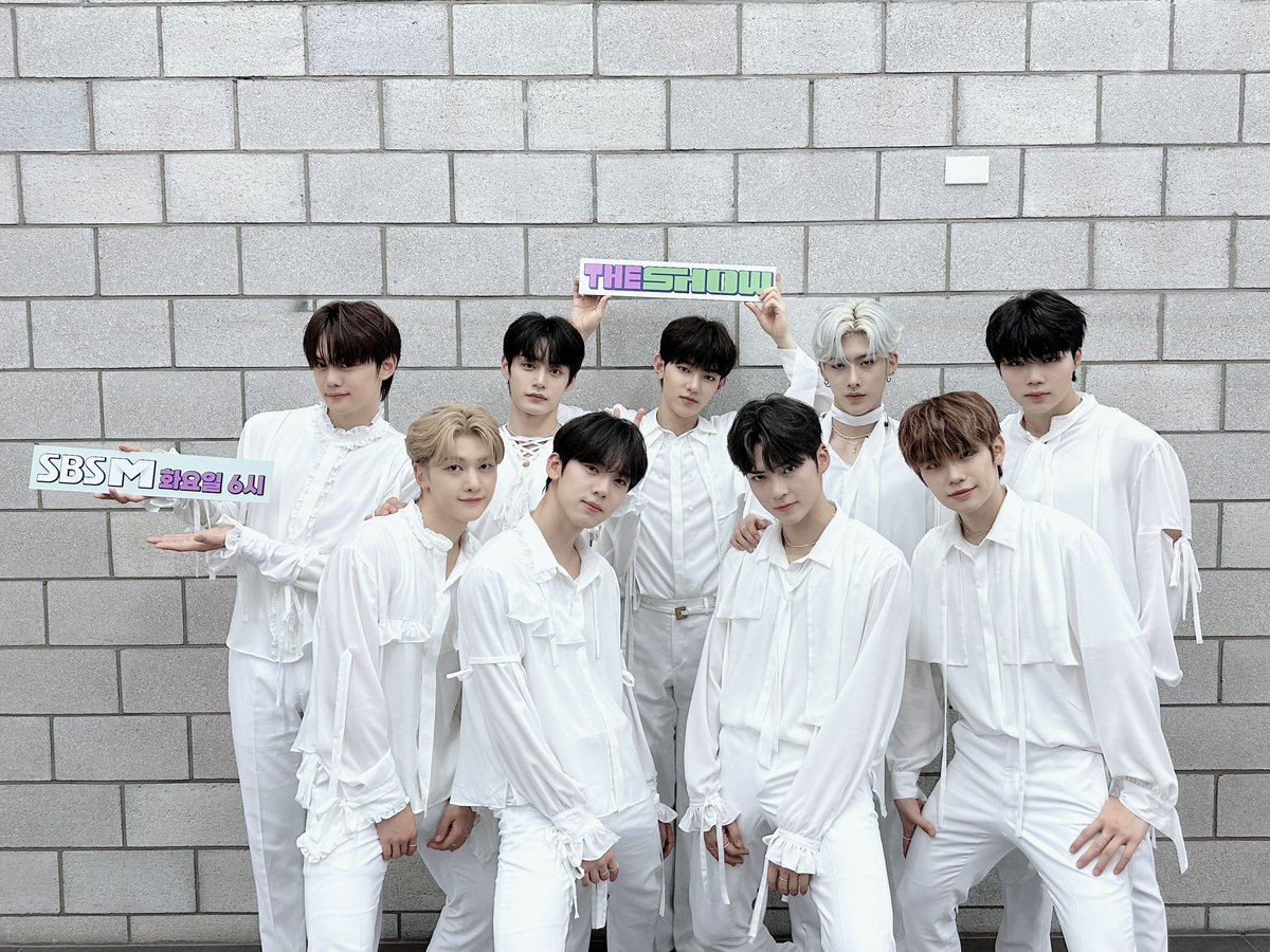 ZB1_official's tweet image. _𝗭𝗘𝗥𝗢𝗙𝗢𝗖𝗨𝗦

제로즈🌹제로베이스원 첫 1위 했어요!!🎉 제로베이스원이 1위를 할 수 있었던 건 전부 제로즈 덕분인 거 알죠?🥺 제로즈가 선물해 준 이 특별한 순간 잊지 않고 소중히 간직할게요💙 우리 함께 앞으로 더 많은 추억 만들어가요!! 오늘도 고맙고 사랑해요♥️🌹

#ZEROBASEONE #ZB1…