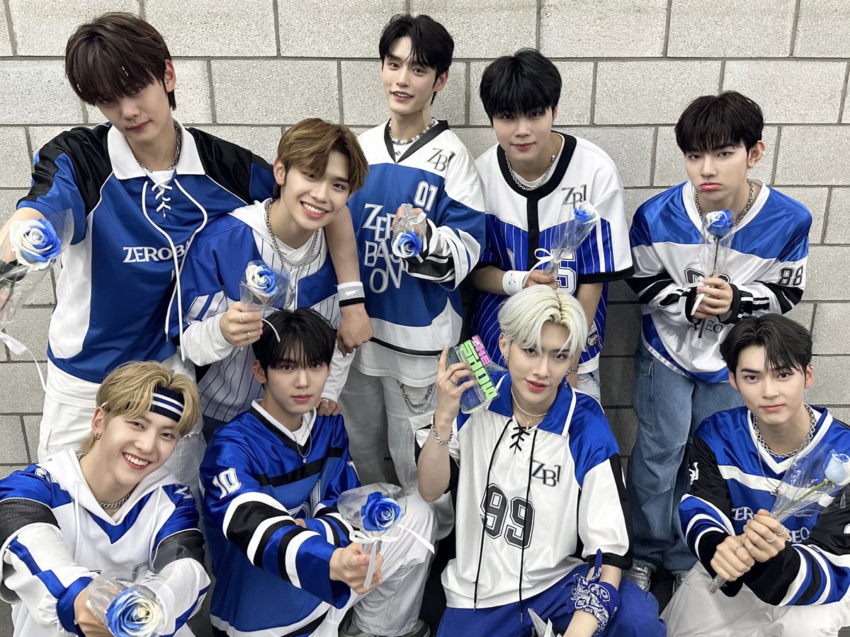 ZB1_official's tweet image. _𝗭𝗘𝗥𝗢𝗙𝗢𝗖𝗨𝗦

제로즈🌹제로베이스원 첫 1위 했어요!!🎉 제로베이스원이 1위를 할 수 있었던 건 전부 제로즈 덕분인 거 알죠?🥺 제로즈가 선물해 준 이 특별한 순간 잊지 않고 소중히 간직할게요💙 우리 함께 앞으로 더 많은 추억 만들어가요!! 오늘도 고맙고 사랑해요♥️🌹

#ZEROBASEONE #ZB1…