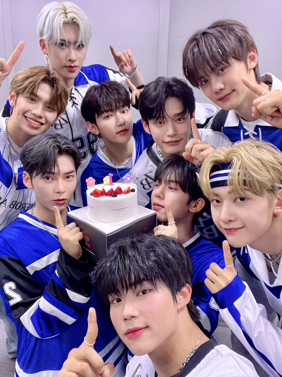 ZB1_official's tweet image. _𝗭𝗘𝗥𝗢𝗙𝗢𝗖𝗨𝗦

제로즈🌹제로베이스원 첫 1위 했어요!!🎉 제로베이스원이 1위를 할 수 있었던 건 전부 제로즈 덕분인 거 알죠?🥺 제로즈가 선물해 준 이 특별한 순간 잊지 않고 소중히 간직할게요💙 우리 함께 앞으로 더 많은 추억 만들어가요!! 오늘도 고맙고 사랑해요♥️🌹

#ZEROBASEONE #ZB1…