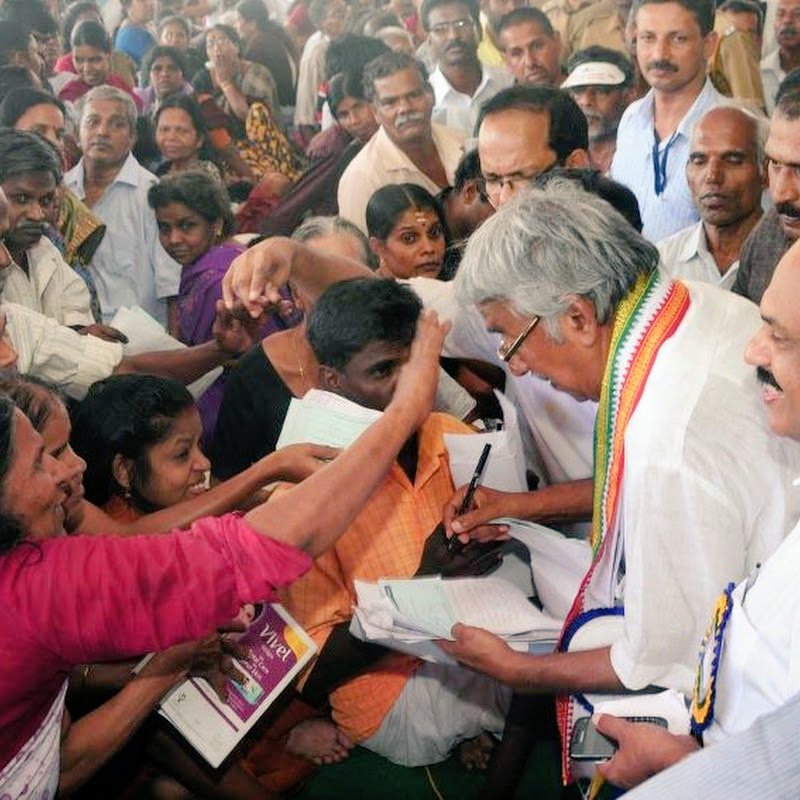 JimmyChacko301's tweet photo. 53 years of continuous legislative member from a single constituency itself speaks the greatness of #OommenChandy RIP Sir! Your humility and willingness to always be amidst people to help them is something today's political leaders should learn from. We will miss you badly sir. https://t.co/wFGqImZNRY