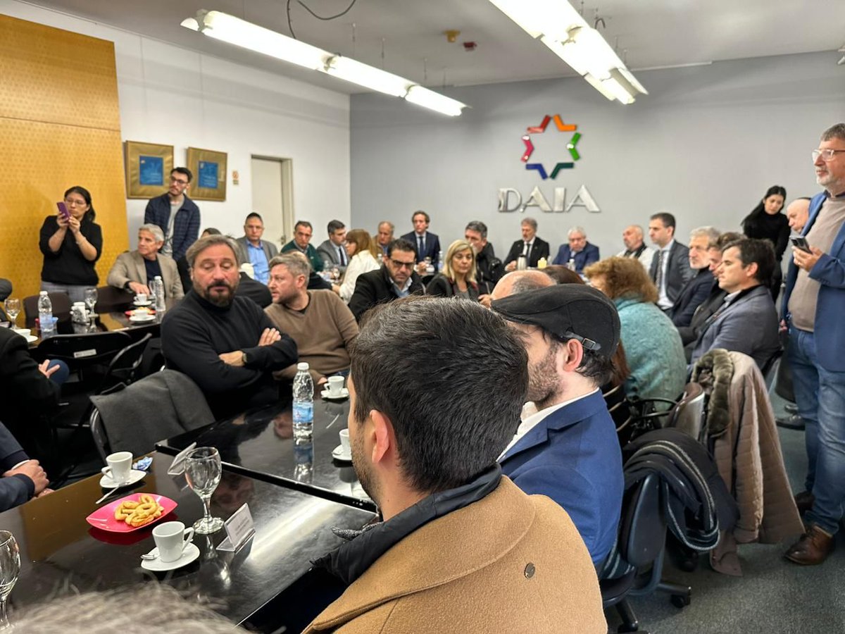 A 29 años del atentado contra la AMIA, el reclamo se mantiene con idéntico vigor: Verdad y Justicia.

Racing tuvo presencia activa en la DAIA, en uno de los actos en homenaje a las 85 víctimas del crimen.

La nota: racingclub.com.ar/club/nota/2023…