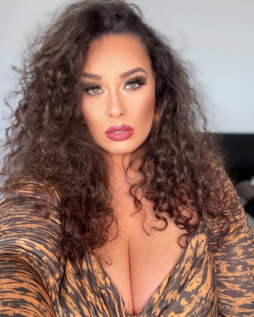AnastasiaLuxOF's tweet photo. RT if you wanna see the topless selfies I took right after this… https://t.co/UxLRLY6uJn