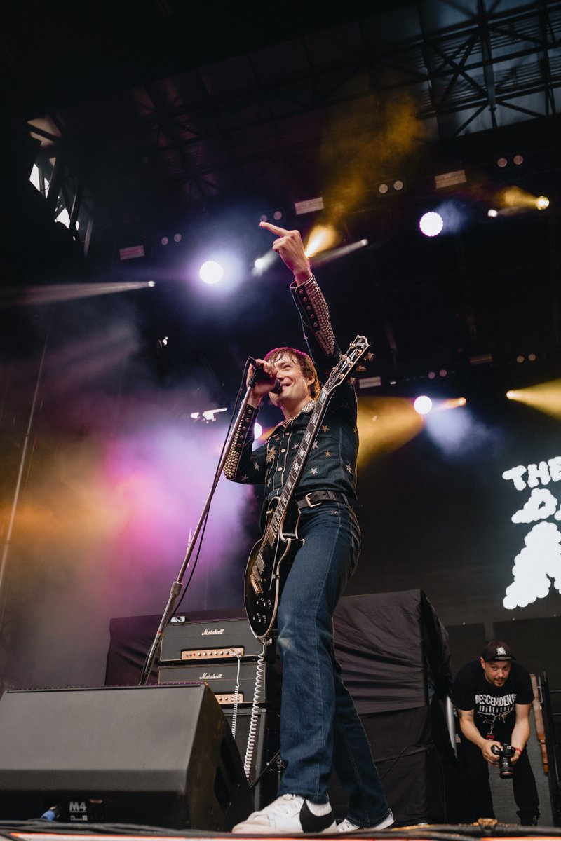 dinealonemusic's tweet image. The rain didn't stop @thedirtynil and @aof_official at @RockTheParkLDN this weekend ⚡️⚡️

📸: @_StephMontani