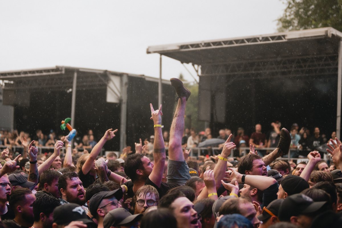 dinealonemusic's tweet image. The rain didn't stop @thedirtynil and @aof_official at @RockTheParkLDN this weekend ⚡️⚡️

📸: @_StephMontani
