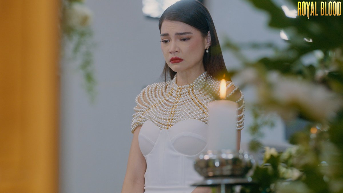 GMADrama's tweet photo. Nawawalang perlas ba kamo? Ayan sa outfit ni Sissy Margaret! 😅
#RBOutcasts #RoyalBlood https://t.co/cLBycAT7Ug