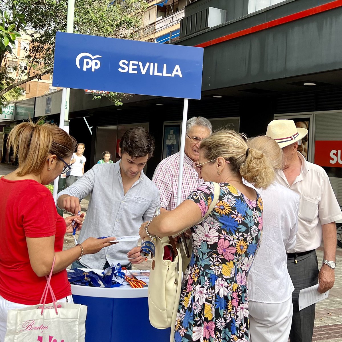 ppnervionsvq's tweet photo. 🗓️ Mañana de reparto informando a los vecinos de #Nervión sobre las propuestas q tiene @NunezFeijoo para cambiar #España 

🔜#faltan5dias para q @NunezFeijoo sea Presidente del Gobierno

#EsElMomento
#YoVotoPP https://t.co/VKiljo8f5N