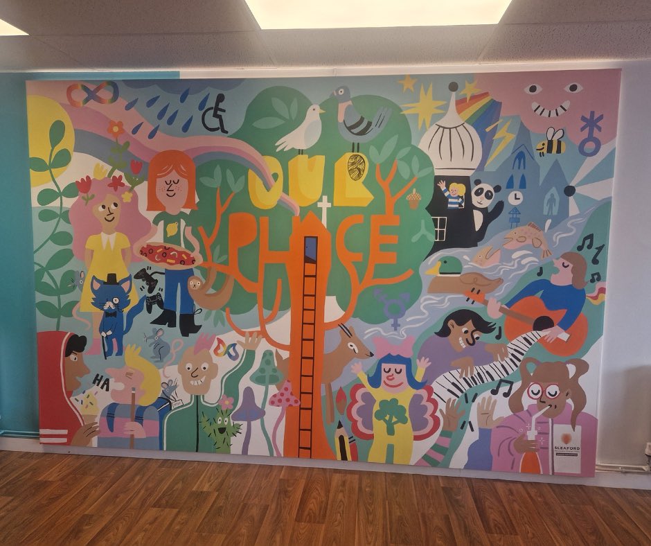 Last week @youthsleaford proudly presented a Mural showcase event @hubsleaford funded via the Sleaford Renewable Energy Plant’s Power Fund. The mural project in collaboration with @RuthBBurrows illustration captures the warm ethos of the youth club. n-kesteven.gov.uk/council-news/2…
