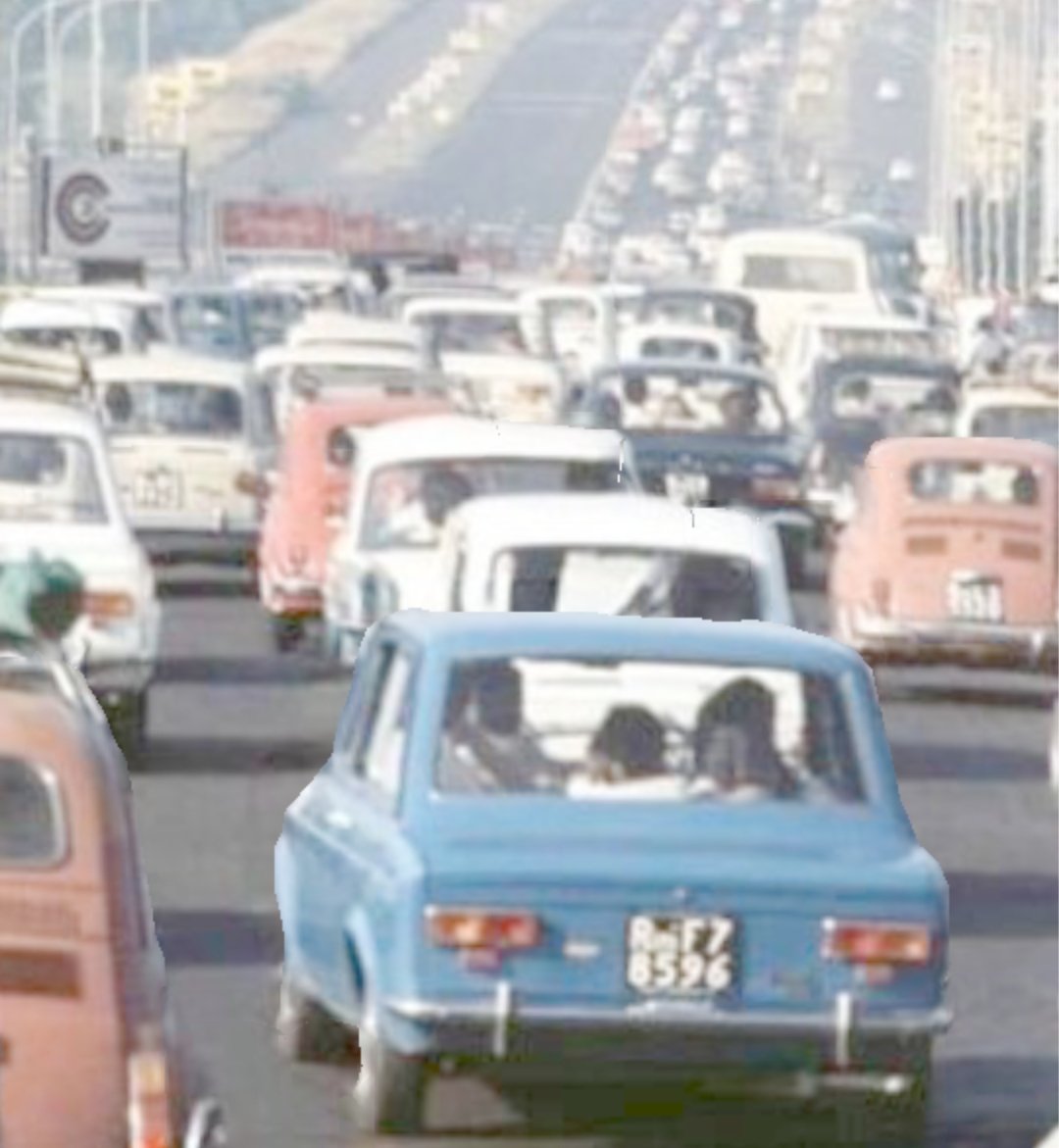 FrenkieWoody's tweet photo. C'era una volta la vacanza estiva che durava dai due ai tre mesi. Aveva un nome obsoleto ed in disuso, "la villeggiatura".

Tanti partivano addirittura ad inizio giugno od ai primi di luglio e tornavano a metà settembre. L' autostrada era una fila di Fiat 850, 600, 1100, 127, 500 e 128, Maggiolini e Prinz. Era tutto più semplice e più vero.

La vacanza durava talmente tanto che avevi la nostalgia di tornare a scuola e di rivedere gli amici del tuo quartiere, ed al ritorno non ricordavi quasi più dove abitavi.

La mattina in spiaggia la 50 lire per sentire le canzoni dell'estate nel juke box o per comprare coca cola e pallone.

Si mandavano le cartoline che arrivavano ad ottobre ma era un modo per augurare "Buone vacanze da..." ad amici e parenti.

Malgrado i 90 giorni ed oltre di ferie, l'Italia era la terza potenza mondiale, le persone erano piene di valori e il mare era pulito.

Si era felici, si giocava tutti insieme, eravamo tutti uguali e dove mangiavano in quattro mangiavano anche in cinque, sei o più.

Nessuno aveva da studiare per l'estate e l'unico problema di noi ragazzi era non bucare il pallone, non rompere la bicicletta e le ginocchia giocando a pallone altrimenti quando rientravi a casa ti prendevi pure il resto.

Il tempo era bello fino al 15 di Agosto, il 16 arrivava il primo temporale e la sera ci voleva il maglioncino perchè era più fresco.

Intanto arrivava settembre, tornava la normalità.
Si ritornava a scuola, la vita riprendeva, l'Italia cresceva e il primo tema a scuola era sempre.
"Parla delle tue vacanze". Oggi è tutto cambiato, diverso. La vacanza dura talmente poco che quando torni non sai manco se sei partito o te lo sei sognato.

E se non vai ai Caraibi a Sharm o ad Ibiza sei uno sfigato. O magari hai tante cose da fare che forse è meglio se non parti proprio, ti stressi di meno.

Una risposta certa è che allora eravamo tutti più semplici, meno viziati e tutti molto più felici, noi ragazzi e pure gli adulti. La società era migliore, esisteva l’amore, la famiglia, il rispetto e la solidarietà. 

Fortunati noi che abbiamo vissuto così.