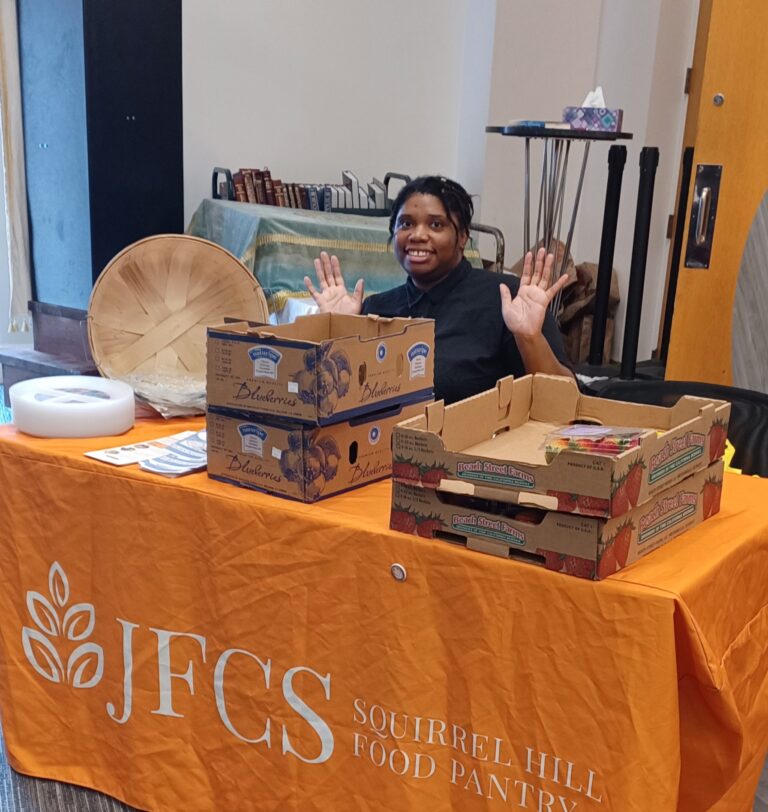 We had a fun pop-up event with the JCC Senior Lunch Program - and distributed strawberries, blueberries, jar grippers and adult MyPlates! Read about it - jfcspgh.org/fresh-berries-… #JFCSSquirrelHillFoodPantry #AgeWellPittsburgh