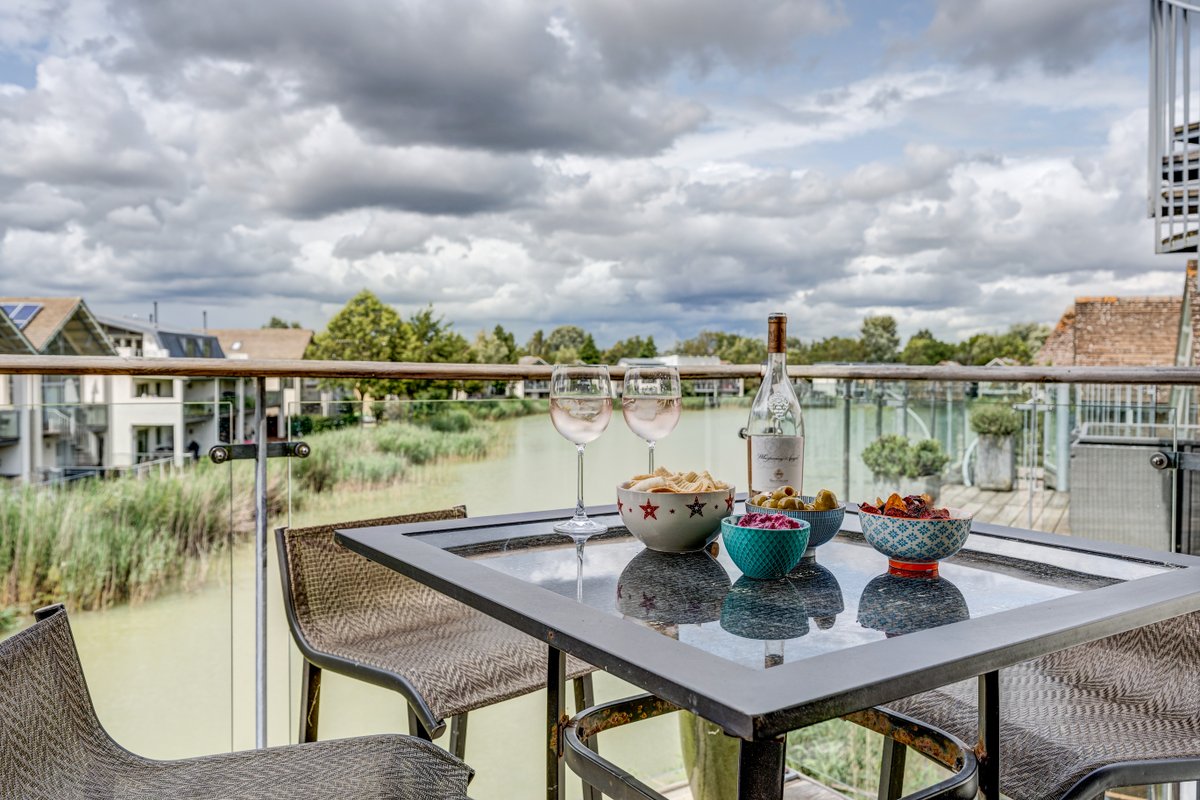 shot last week for Cotswold Sleeps at Lower Mill Estate, in the Cotswolds - the weather  was... changeable!

Red, rose or coffee - you decide!

#propertyphotographer #holidayrentalmarketing #lowermillestate #propertymarketing #cotswoldholidayhome #commercialphotographer