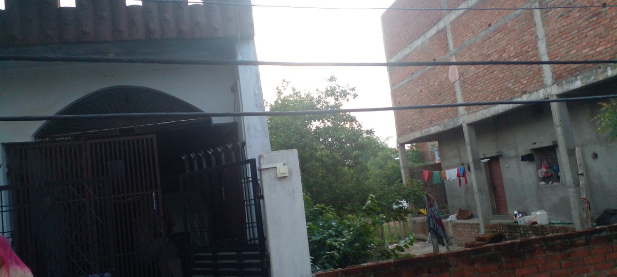 ये मेरे मोहल्ले का बिजली का तार है जो रोड से केवल 5 फिट ऊपर है,बिजली विभाग को कई बार सूचित किया की एक सपोर्टिग पोल दे दीजिए परंतु कुछ नही हुआ है,कृपया दुर्घटना न हो इसलिये एक पोल लगा दे,
जिससे दुर्घटना भी न हो और सबको बिजली भी मिल जाए
<a href="/PradhumanGwl/">Pradhuman Singh Tomar</a> 
<a href="/CMMadhyaPradesh/">Chief Minister, MP</a>