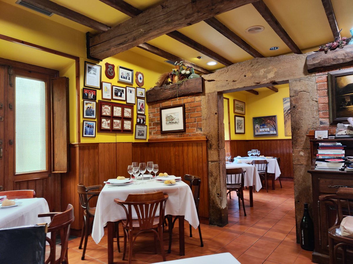 Palle_Hoffstein's tweet photo. Lunch at Tataguyo, open since 1845. Pepper stuffed with veal, longaniza sausage and a salad with pretty much everything Spanish in it. https://t.co/9oXPRgEeGo