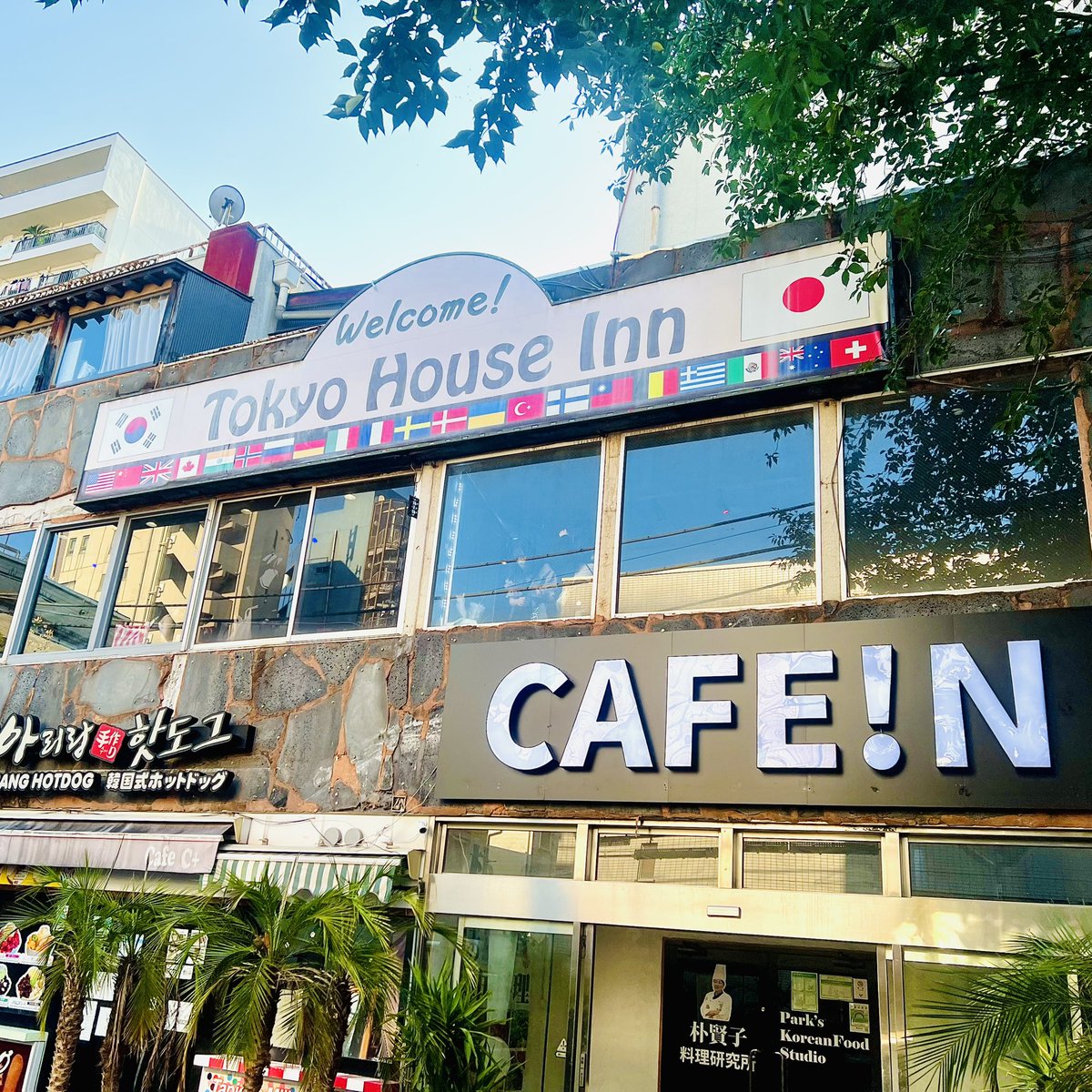 ◆CAFE IN 
イベント後の女子会で新大久保探索✨
かわいい韓国風カフェ🍰☕️で休憩♪
店内めちゃオシャレ❤︎3人でそれぞれ人気のキューブパイ♪プロに写真の撮り方教えてもらった😆チェリークリーム美味🍒ちょっとパイ硬め…パンみたいな食感。恋話弾みましたー🙌#カフェ好きな人と繋がりたい