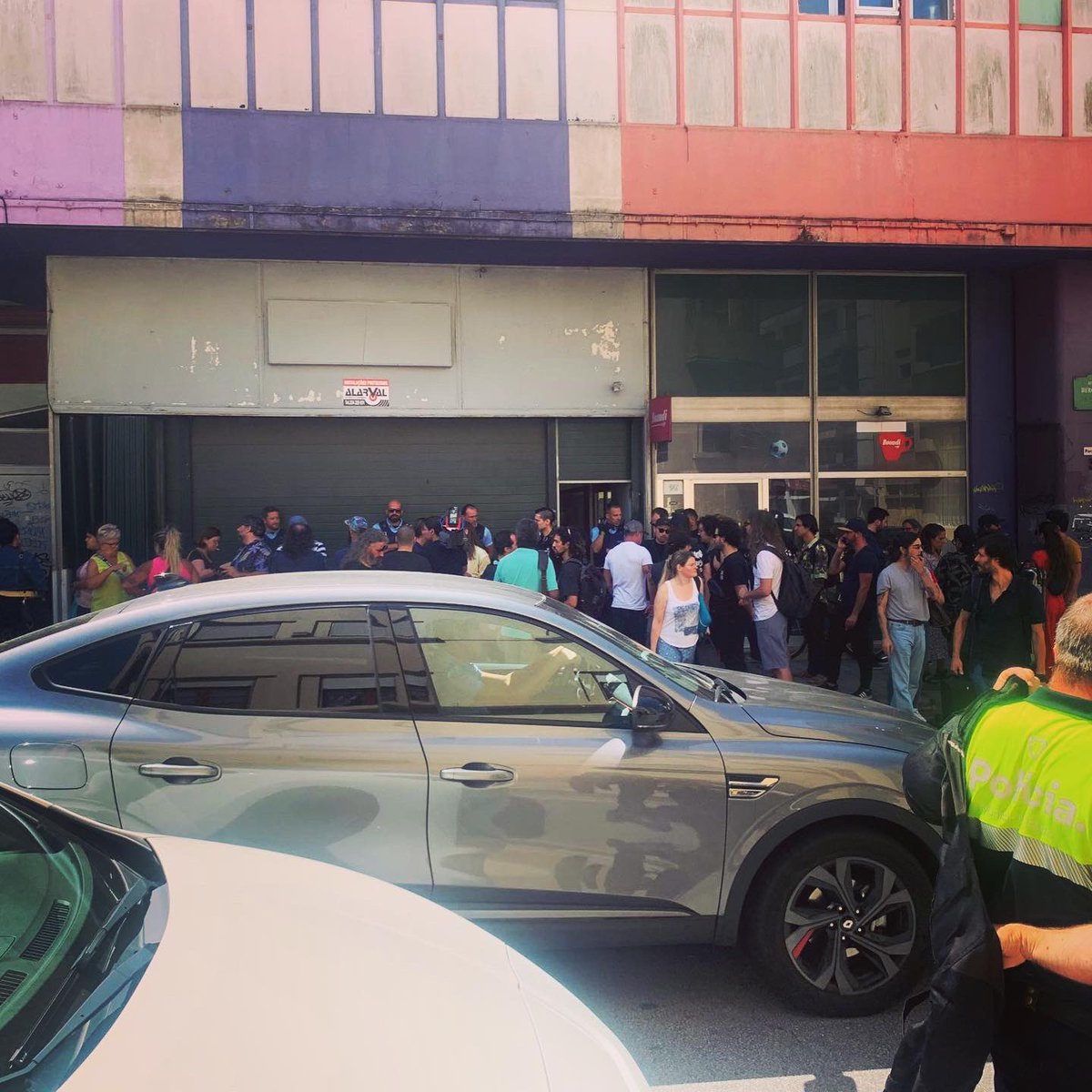sergio_aires's tweet photo. Rui Moreira escolheu a polícia para expulsar os músicos do STOP. Sem aviso ou diálogo. Só força e coerção. Toda a solidariedade com os músicos que fazem do STOP casa. Muito mal para quem ainda há dias valorizava a música da e na cidade. Palmadinhas no ombro, facadas nas costas. https://t.co/3zpoqQVgrd