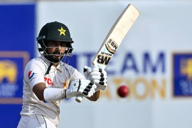 HuzaifaKhan021's tweet photo. Aus k khilaf home test series me Saud ko bench krwaya saud ki jagah Iftikhar Ahmed or Faheem Ashraf ko khilaya gya agr waha galti na krte to shyd nataij different hty , Saud k 3 saal zaya keay gae h https://t.co/kEhjizKM2c