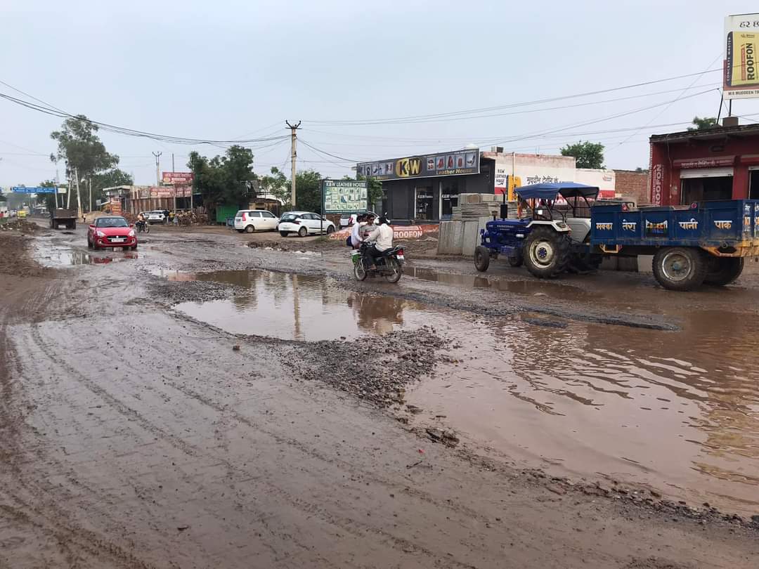Rishavgarg31's tweet photo. @cmohry The road from Punhana to Hodal Distt Nuh, whose condition is very dilapidated for the last 3 years, during the rainy season, the entire road is filled with water due to potholes, @anilvijminister plz take cognizance of this matter soon
@mlkhattar
@Dchautala @HaryanaPwd https://t.co/agn3Osx7GM