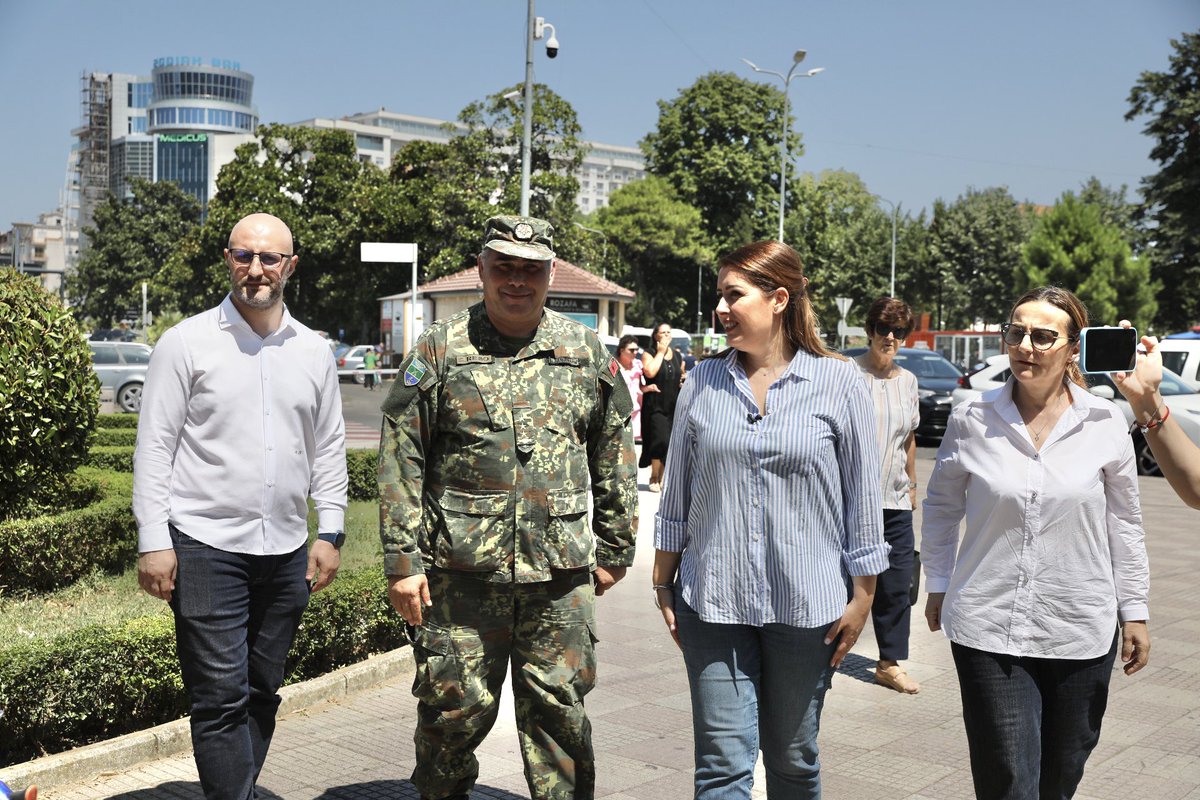 📍Në Shkodër, për Planin e masave për përballimin e valës së të nxehtit🌡️☀️🚑👩🏻‍⚕️👨‍⚕️
🚑 Njësia e Lëvizshme e Asistencës Mjekësore në qendër të qytetit të Shkodrës, me ekipet mjekësore të dedikuara është një prej 9️⃣ njësive të vendosura enkas në këtë javë të të nxehtit ekstrem 🚨👩‍⚕️🚑