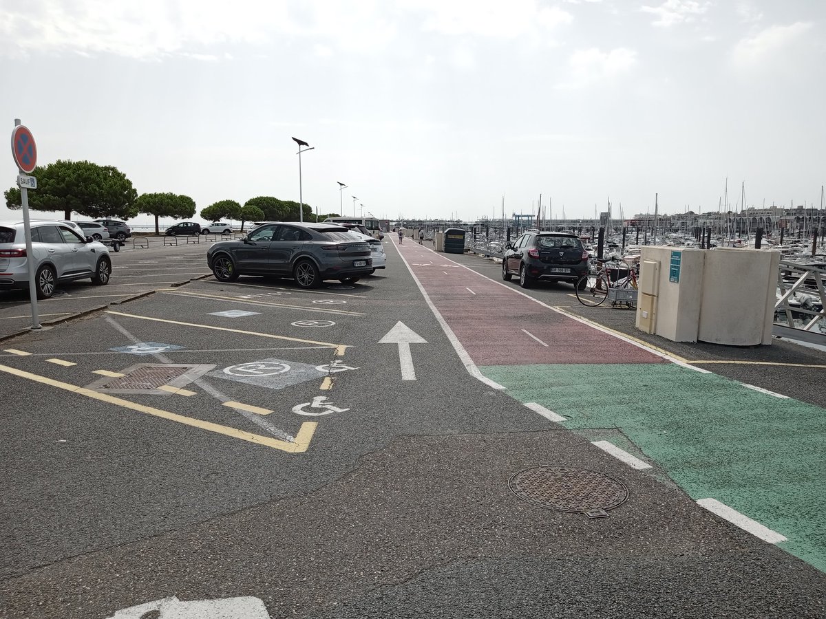 VelotafeurE's tweet photo. 📣 Attention, je vous présente une GRANDE nouveauté. Voici la Piste Cyclable 🚲 autorisée ... aux Voitures 🚗🚙 !
Cela vous paraît fou ? Moi aussi 🙃
Pouvons-nous parler de piste cyclable ?
#Arcachon #Vélo https://t.co/J3Y8GDM9oZ